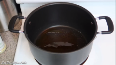 Rửa sạch ớt. Bắt nồi cho nóng rồi cho dầu ăn, ớt vào xào. Nêm chút muối