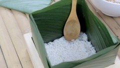 Múc nếp vào khuôn làm bánh chưng rồi dàn đều ra 4 góc, tiếp theo múc đậu xanh vào rồi dàn cho phẳng. Sau đó gắp thịt ba chỉ nằm gọn vào giữa rồi phủ lên trên 1 lớp đậu xanh, dũng muỗng hoặc tay nén thịt và đậu xanh cho chặt. Cuối cùng phủ lên 1 lớp nếp, dàn đều.