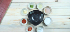Pha nước mắm, đường, bột ngọt cho hòa quyện với nhau, đường và bột ngọt tan. Thêm tương ớt, tỏi băm, rễ ngò rí băm, ớt băm và nước cốt chanh rồi khuấy đều.
