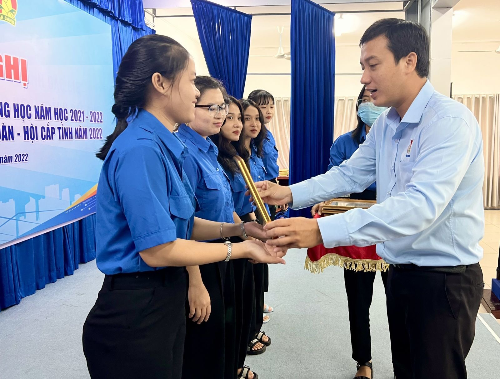 Lê Thị Ánh Hồng nhận danh hiệu “sinh viên 5 tốt cấp tỉnh” năm học 2021-2022