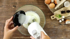 Chuẩn bị sẵn máy đánh trứng, thêm vào tô lòng trắng 115gr đường (chia nhỏ thành 3 lần) rồi đánh cho lòng trắng bông thành chóp cứng. Sau đó cho lòng đỏ trứng vào dùng phới trộn cho lòng đỏ và lòng trắng hòa quyện.