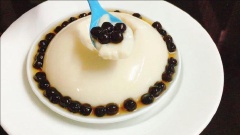 Bạn hãy lấy pudding đậu nành từ tủ lạnh ra và dùng dao khéo léo lấy pudding đậu nành ra đĩa. Sau đó cho trân châu lên mặt pudding và thưởng thức. Chỉ cần những bước rất đơn giản là bạn đã có một đĩa pudding trân châu đường đen “nũng nĩnh” đáng yêu rồi.Vị ngọt ngọt của đường đen kết hợp với những hạt trân châu dai dai cùng miếng pudding béo ngậy chắc chắn sẽ làm thỏa mãn vị giác của bạn. Nếu muốn bạn có thể để pudding đậu nành trân châu vào tủ lạnh một chút rồi lấy ra ăn nhé, miếng pudding đậu nành trân châu mát mát sẽ mang tới cảm giác rất thú vị.