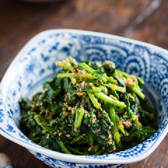 Gắp salad cải bó xôi trộn mè ra dĩa và thưởng thức. Món này làm rất nhanh và dễ, thích hơp dùng trong những ngày ăn chay hoặc muốn dùng những món ăn thanh nhẹ, dễ tiêu hóa và tốt cho sức khỏe.