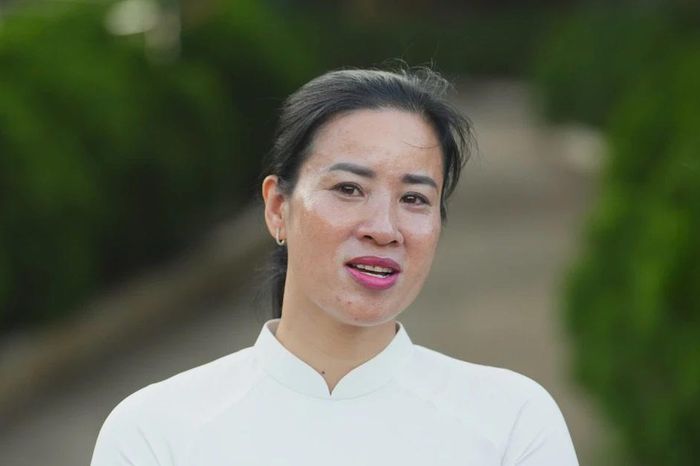 Nước mắt trước tượng đài Gạc Ma: 'Bố là niềm tự hào, cũng là nỗi nhớ không nguôi…' - Báo Tiền Phong