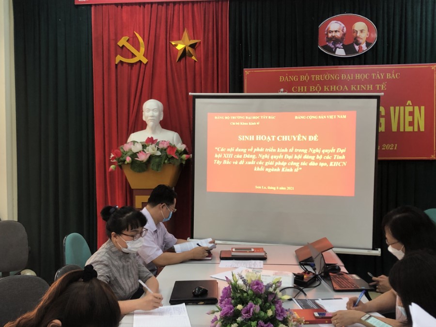 Chi bộ Khoa Kinh tế tổ chức sinh hoạt chuyên đề "Các nội dung về phát triển kinh tế trong nghị quyết Đại hội XIII của Đảng, Nghị quyết Đại hội Đảng bộ các tỉnh Tây Bắc và đề xuất giải pháp trong công tác đào tạo, nghiên cứu khoa học khối ngành kinh tế"
