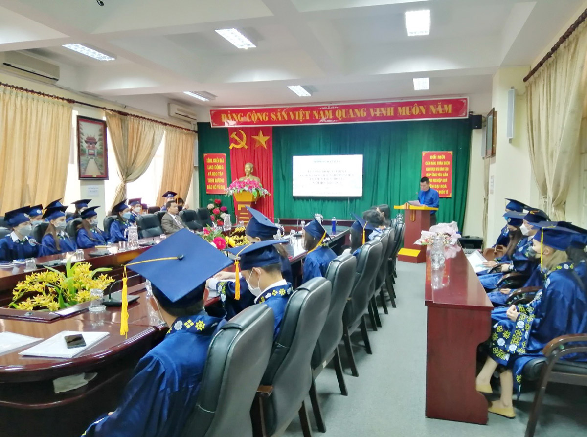 Lễ công bố quyết định và trao bằng tốt nghiệp đại học hệ chính quy (đợt 2) năm học 2021-2022 tại Trường Đại học Tây Bắc
