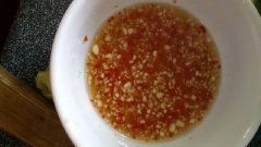 Nước trộn gỏi: 2 muỗng canh đường, 2 muỗng canh nước cốt chanh, 2 muỗng canh nước mắm, tỏi, ớt băm. Trộn đều cho đường tan.