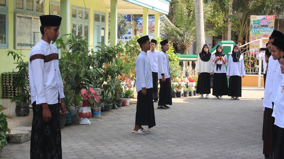 Barisan santri putra berpeci dan santriwati berhijab di halaman sekolah