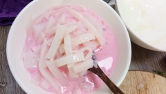 Chè thạch bột bắp sữa tươi dâu có vị ngọt dịu, thơm hương dâu rất đặc trưng. Nếu thích nước chè được đặc sánh thì bạn có thể đun nóng sữa tươi dâu cùng ít bột bắp cho có độ sệt như ý là được.