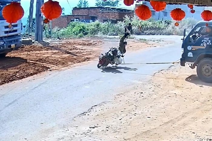 Hai xe tải kéo nhau gây tai nạn cho người đi xe máy - Báo Xây Dựng
