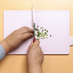 Rửa sạch hành lá rồi băm nhỏ. Đập trứng vào tô, khuấy đều.