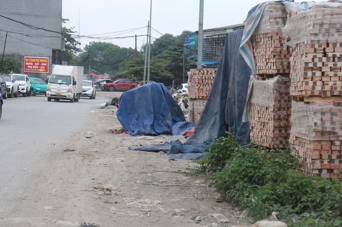 Đường chưa xong đã biến thành nơi tập kết vật liệu xây dựng, đổ rác và đỗ xe... tại dự án đường Vũ Quỳnh kéo dài - Chuyên trang Gia Đình &amp; Xã Hội - Báo Sức khỏe &amp; Đời sống