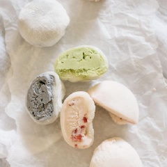 Thay vì làm bánh mochi với phần nhân đậu truyền thống bạn có thể thay đổi cách chế biến món bánh mochi kem mát lạnh này nhé! Món tráng miệng này cực kỳ thích hợp để thưởng thức vào mùa hè nóng nực.