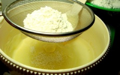 Đổ lòng đỏ trứng, thêm 40gr đường vào bơ, đánh đều. Tiếp theo, dùng rây, rây qua bột mì cho vào cùng hỗn hợp.