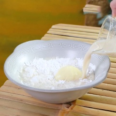 Cho 1 lít sữa đậu nành trộn đều cùng 200gr bột năng, 50ml sữa đặc, 50gr đường rồi lọc mịn.