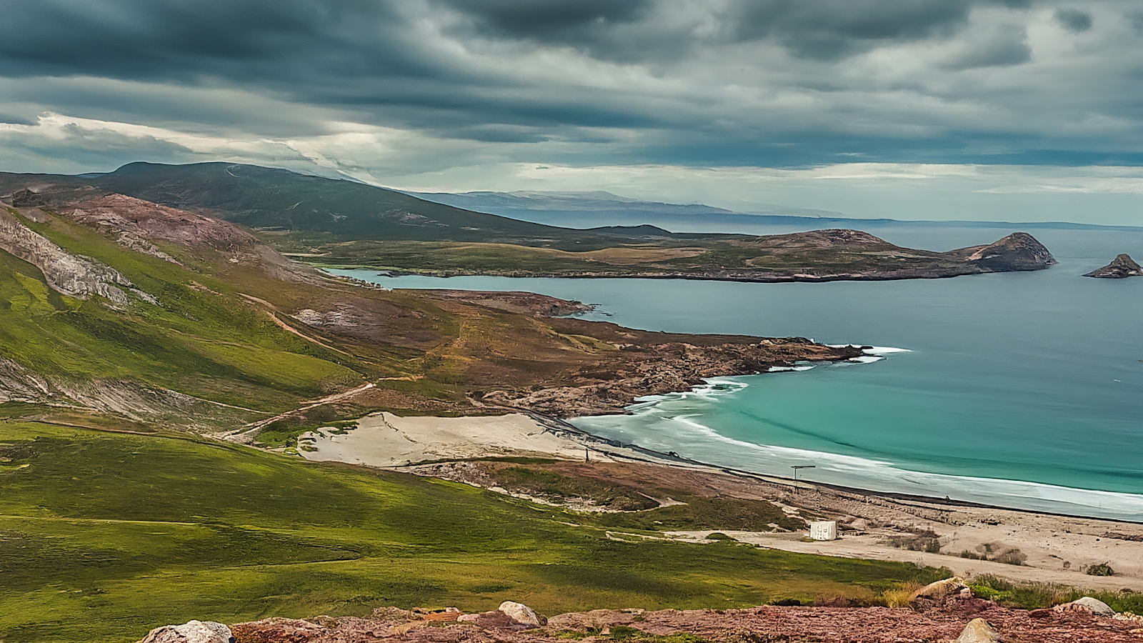AI 생성 이미지: 엔터프라이즈 구성 관리와 GitOps 충돌 해결 패턴