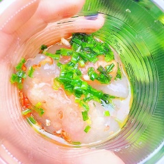 Nước chấm bánh bột lọc phải cay thì mới ngon và chuẩn vị. Pha theo tỷ lệ : 2 thìa nước mắm, 2 thìa đường, 8 thìa nước lọc, 1/2 quả chanh, ớt và tỏi băm nhỏ. Hành lá rửa sạch cắt nhỏ để ra 1 cái bát. Dầu ăn đun sôi rồi đổ vào bát hành.