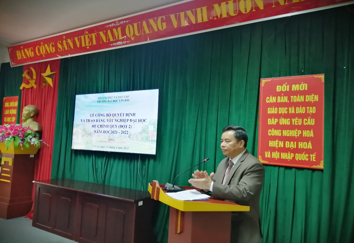 Lễ công bố quyết định và trao bằng tốt nghiệp đại học hệ chính quy (đợt 2) năm học 2021-2022 tại Trường Đại học Tây Bắc