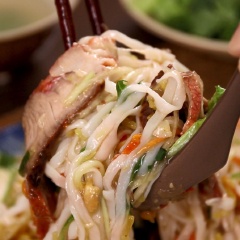 Bánh phở mềm, dai thơm thơm mùi tỏi phi, kết hợp với rau củ tươi mát, thịt xá xíu đậm đà, khoai lang chiên giòn rụm. Đặc biệc là nước sốt phở chua là "linh hồn " của món ăn. Tạo nên chất riêng, mùi vị độc đáo của món ăn này.