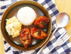 Bày cơm ra chén/đĩa, dùng chung với gà Teriyaki và khoai tây nghiền.