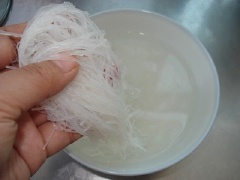 Miến ngâm trong tô nước lạnh cho nở mềm khoảng 15 phút. Vớt miến ra, để ráo nước.