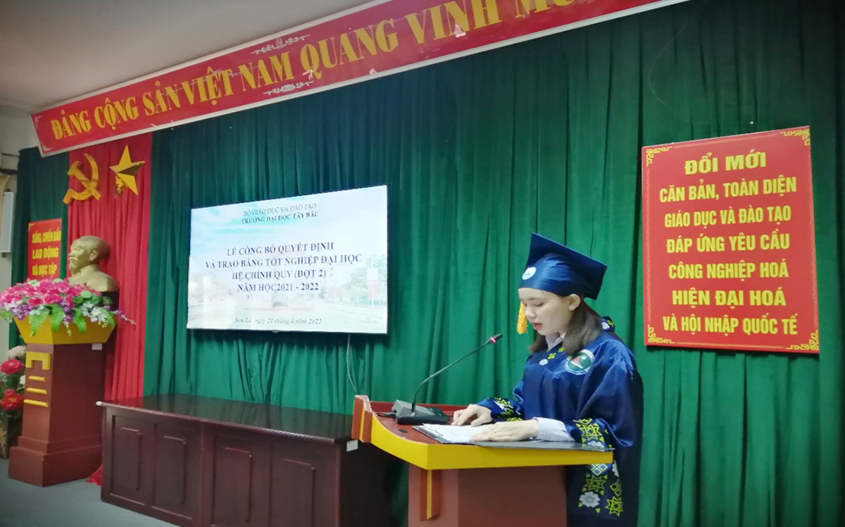 Lễ công bố quyết định và trao bằng tốt nghiệp đại học hệ chính quy (đợt 2) năm học 2021-2022 tại Trường Đại học Tây Bắc