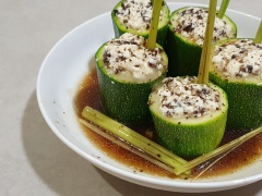 Cho bí ngòi đã nhồi vào chảo rồi đậy nắp, đun lửa nhỏ hấp cho bí ngòi vừa chín trong vòng 5 – 7 phút. Không nên đun lửa lớn hoặc để quá lâu, bí ngòi dễ bị mềm sẽ không ngon. Sau khi nấu xong, cho thành phẩm ra đĩa và thưởng thức.