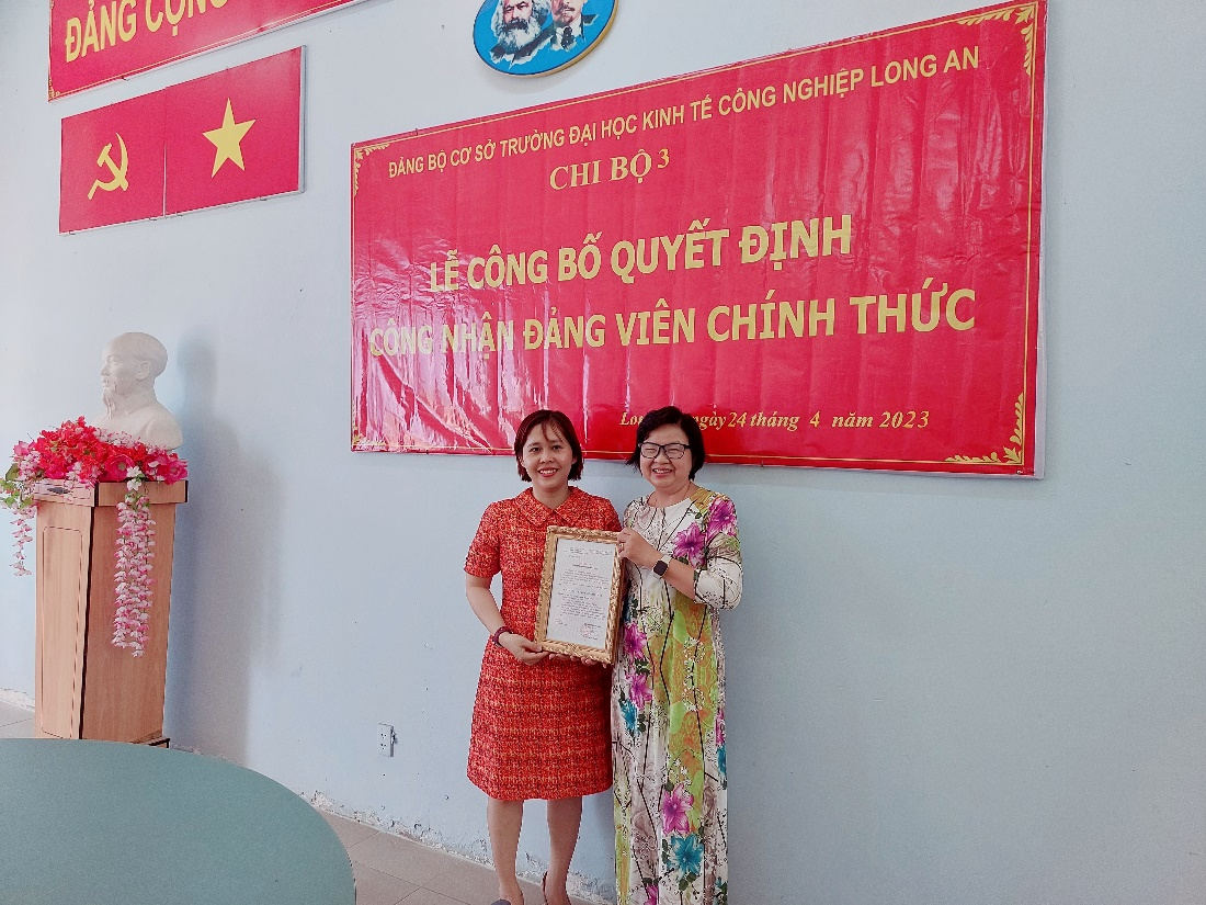 Chúc mừng đồng chí đảng viên chính thức Nguyễn Thị Phương Tứ