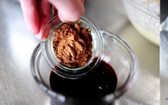 Cho bột cacao và màu thực phẩm vào trộn đều để làm thành hỗn hợp sền sệt.