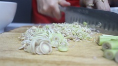 Rửa sạch sả, cắt nhỏ phần đầu trắng của sả, phần lá xanh cắt khúc, tước sợi. Cắt nhỏ ớt, 1/2 gừng còn lại giã nát. Cắt tắc thành khoanh tròn nhỏ, tách bỏ hạt.