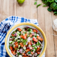 Thưởng thức thôi nào.Món salad này rất ít calo, giàu vitamin A và C, rất tốt cho hệ tiêu hóa và sức khỏe của bạn đấy. Bên cạnh đó món salad cà chua dưa leo rất dễ làm mà lại ngon.