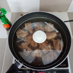 Sườn đã chín vàng 2 mặt, cho rượu Sake vào đậy nắp hấp hơi và xóc chảo để mất mùi hôi thường thấy của thịt heo, cũng như tăng hương vị cho thành phẩm. Sau 2 phút thì mở nắp, nêm vào Xốt nêm đậm đà thịt heo Knorr, rây nước cốt me vào cùng và đường. Dùng sạn trộn đều cho cho nguyên liệu và gia vị hòa quyện. Hạ lửa nhỏ, đậy nắp nấu cho sườn chín mềm và thấm vị.