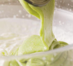 Chuẩn bị khuôn kem có lót sẵn nilon hoặc màng bọc thực phẩm. Rót bơ xay sữa vào tô heavy cream, dùng muỗng nhẹ nhàng trộn đều để tránh làm vỡ bọt khí của heavy cream vừa đánh, rót hỗn hợp vào khuôn kem.
