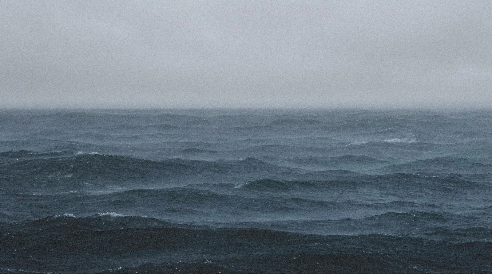 Dark Stormy Ocean Waves - Nature Photography 5K Wallpaper (5504x3072)
