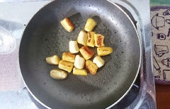 Làm nóng chảo dầu ăn, cho phần gnocchi bí đỏ vào áp chảo, chú ý chờ đến khi gnocchi ngã vàng nâu mới lật mặt.