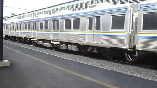 Petugas KAI Commuter melakukan penanganan di area rel KRL setelah insiden warga tertemper di dekat Stasiun Tebet.