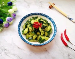 Để yên tô salad dưa leo trong khoảng 5 phút là có thể dùng. Nếu thích dùng salad dưa leo giảm cân giòn và mát lạnh thì bạn có thể bảo quản tô salad trong ngăn mát tủ lạnh trước khi đem dùng cơm nhé.
