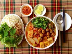 Bày trí bún chay kiểu Huế: Múc sốt nấm ra tô. Cho bún đã trụng nóng vào tô, vài miếng thơm, đậu hũ, củ cải trắng. Rồi chan nước dùng lên tô bún, sau đó mới cho sốt nấm lên trên cùng, cho rau ngò gai, lá hành boa rô cắt nhỏ lên. Cách nấu bún chay thơm ngon nhưng lại đơn giản phải không nào? Cuối tuần rảnh rỗi, chị em hãy thử với cách nấu bún chay cực hấp dẫn này nhé.