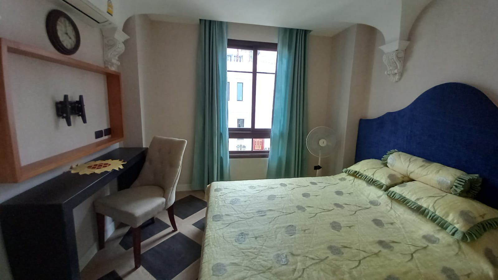 House Town House - 1 Bed, Floor 4 storeyed