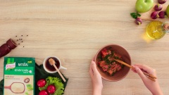 Cắt 200gr cá hồi thành miếng vuông vừa ăn. Ướp cá hồi với 1 muỗng cà phê bột nêm tự nhiên vị rau củ, 1/2 muỗng cà phê tiêu, 10gr ngò tây băm, 20ml dầu olive rồi đem nướng chín trong lò.