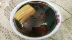 Nếu ai giảm cân không thích béo và ngọt hay thích chua thì có thể dùng nước ép trái cây làm nước dùng. Để nguội hỗn hợp và bỏ tủ lạnh, sau khi lạnh lấy ra đổ ra tô nhỏ hay đĩa sâu, lấy dao cắt thành miếng vuông vuông vừa ăn. Nước đường hoặc nước dừa để nguội chan vào hỗn hợp rau câu trái cây.