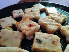 Bánh củ cải hấp chín cho ra mặt phẳng, đợi hơi nguội rồi cắt thành những miếng nhỏ vừa ăn. Đun nóng một chút dầu ăn vừa đủ tráng chảo (sử dụng chảo đáy phẳng), xếp các miếng bánh củ cải hấp vừa cắt lên trên chiên áp chảo với lửa nhỏ vừa. Khi thấy hai mặt bánh củ cải chiên cháy xém, có màu vàng cam nhạt thì vớt bánh ra khỏi chảo.
