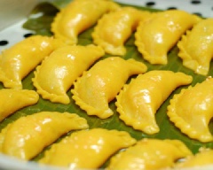 Hấp chín bánh từ 15-20 phút. Khi bánh chín, quết 1 chút dầu tỏi để giữ bánh mềm lâu. Thưởng thức món bánh khoai lang độc đáo thôi nào!