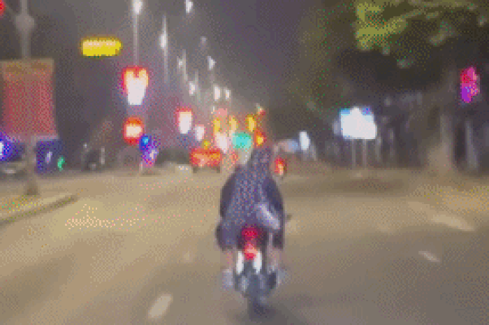 Phóng xe bạt mạng, múa kiếm Nhật gây náo loạn đường phố Đà Nẵng - Báo Tiền Phong