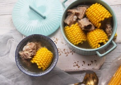 Canh sườn bắp dinh dưỡng được hầm trong thời gian dài giúp nước canh ngọt béo, thơm ngon và cực bổ dưỡng luôn nhé! Món này thích hợp dùng cho các mẹ bầu hay phụ nữ sau sinh sẽ rất tốt.