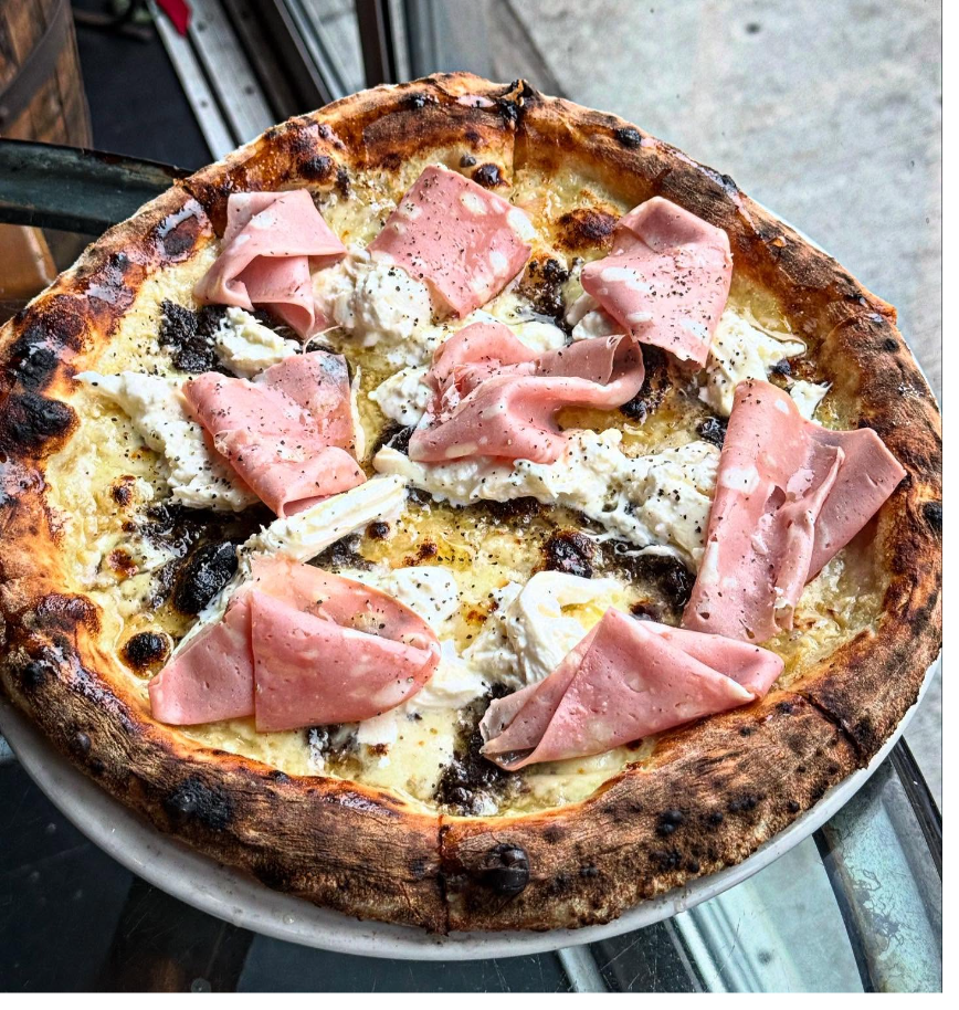 Kết hợp hoàn hảo giữa pizza, Mortadella và nấm Truffle đen
