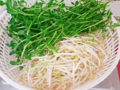 Hòa phần nước luộc cá vào cháo, nêm vào cháo 2 muỗng cà phê muối, 2 muỗng canh hạt nêm, 1 muỗng cà phê bột ngọt, 1 muỗng cà phê đường. Rau đắng nhặt bỏ lá sâu, rửa sạch. Giá, hành lá, ngò rí rửa sạch. Hành lá, ngò rí thái nhuyễn. Gừng gọt vỏ, rửa sạch, thái sợi. Đợi cháo sôi lại vài lần, hớt sạch bọt, nêm thêm 1 muỗng canh nước mắm nữa cho đậm đà là hoàn thành.