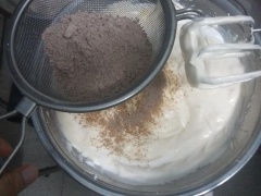 Rây bột cacao vào hỗn hợp bột, đánh bông lòng trắng trứng với bột tartar và đường. Lòng trắng bông cứng, cho từ từ lòng đỏ vào, cho hỗn hợp sữa tươi và dầu ăn vào. Cho hỗn hợp bột và cacao qua rây vào hỗn hợp trứng. Dùng cây vét fold nhẹ nhàng hỗn hợp từ dưới lên.