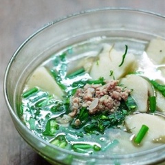 Múc canh ra tô, ăn cùng cơm rất ngon.