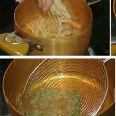 Chuẩn bị một nồi nhỏ để chiên gà. Cho lần lượt sả và lá chanh vào dầu ăn lúc dầu đang nóng, chiên đến khi vàng rồi vớt riêng ra đĩa.Cho lần lượt sả và lá chanh vào dầu ăn lúc dầu đang nóng, chiên đến khi vàng rồi vớt riêng ra đĩa.